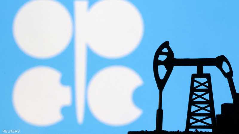 منصة نفط مع شعار منطمة أوبك