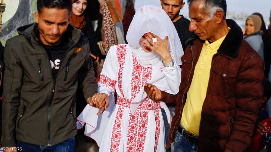 الأهل والأقارب برفقة العروسين