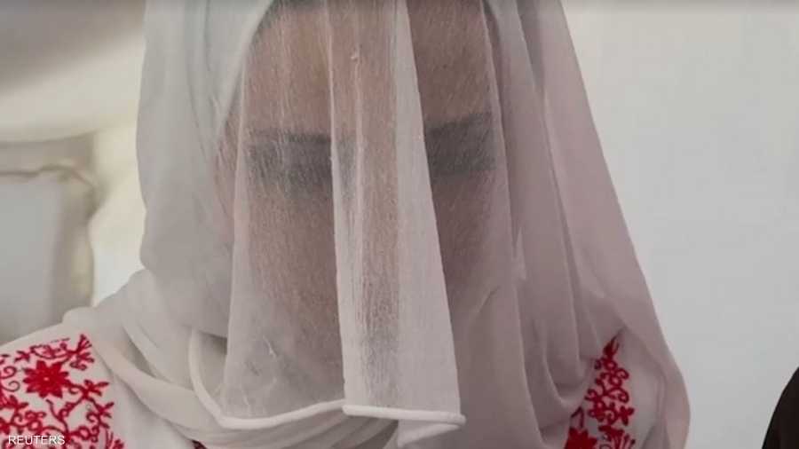 العروس بفستان أبيض متواضع