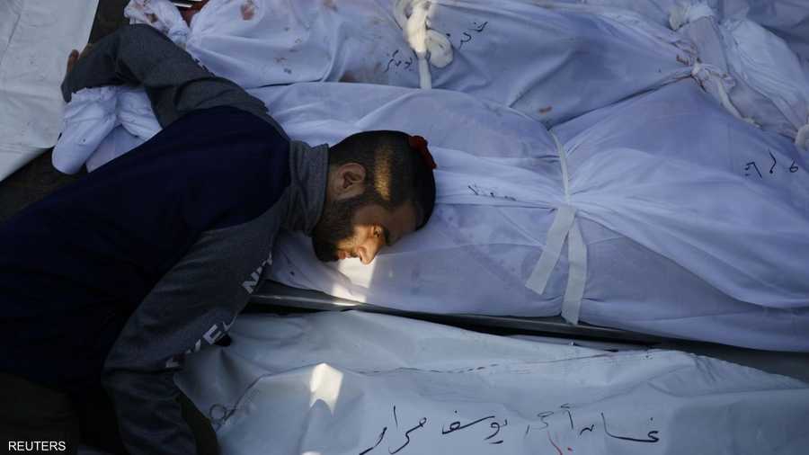 فلسطيني يودع أقاربه بعد نجاته من غارة إسرائيلية