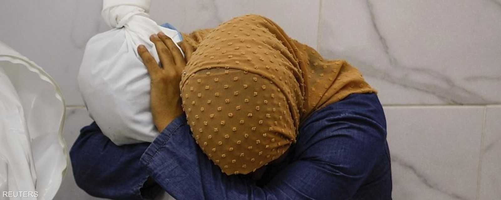 سيدة تحتضن جثة ابنة اختها بعد مقتلها في قصف إسرائيلي