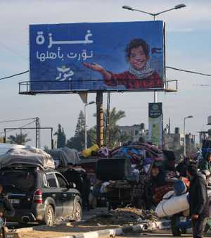 لافتة ترحيبية بعودة النازحين من جنوب قطاع غزة