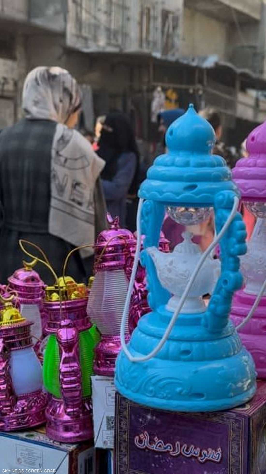 انتشرت في شوارع القطاع البسطات الخاصة ببيع زينة رمضان