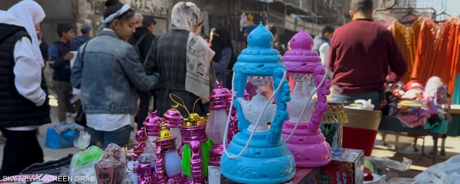 انتشرت في شوارع القطاع البسطات الخاصة ببيع زينة رمضان