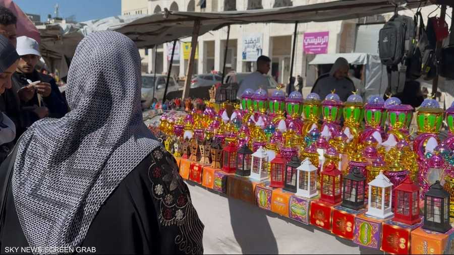 يقبل السكان، على زينة رمضان بالرغم من مآسي الحرب