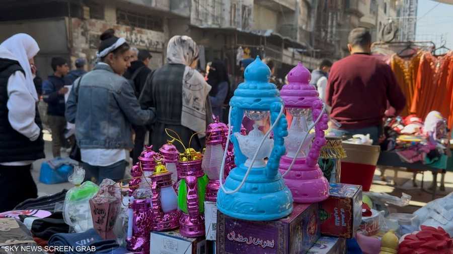 الفانوس يمثل لأطفال غزة رمزا من رموز شهر رمضان
