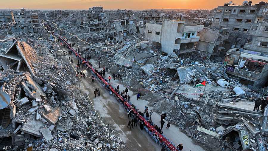 أهالي رفح يتناولون طعام الإفطار بأول أيام رمضان وسط الركام