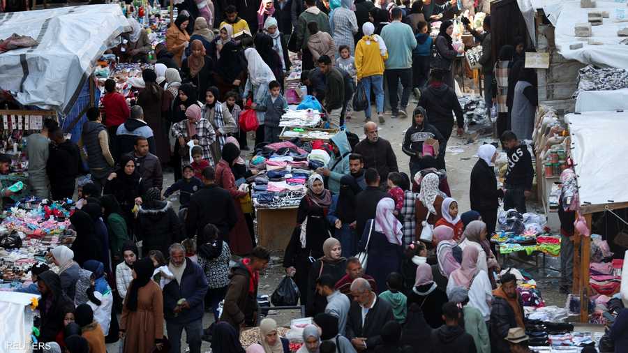 في خان يونس، الأسواق تمتلئ بالمتسوقين المنهكين من الحرب