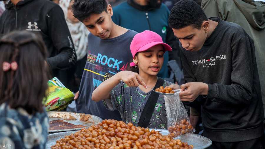 فلسطينيون يشترون حلوى "العوامة"