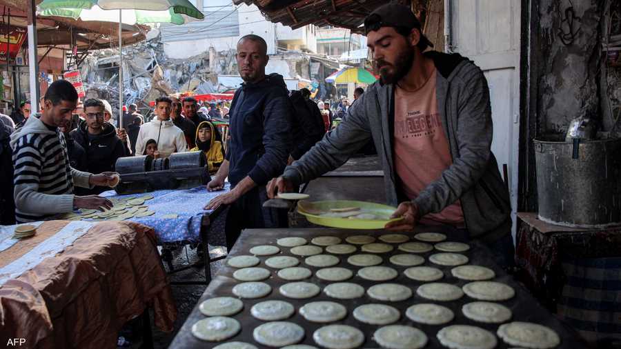 بائع في سوق الزاوية القديم بمدينة غزة يعد حلوى القطايف
