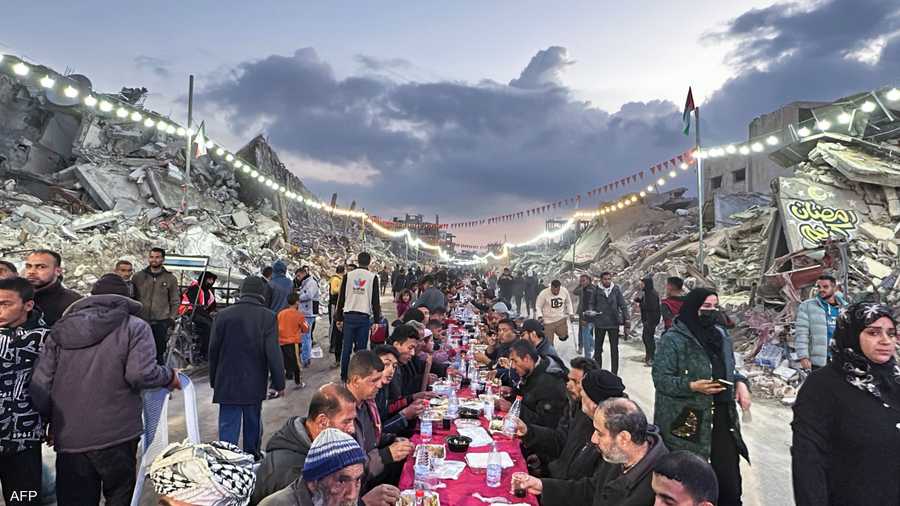 وهنا إفطار جماعي في رفح