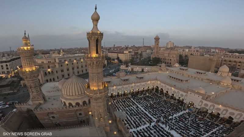 إفطارا جماعيا للآلاف من طلابه في مصر