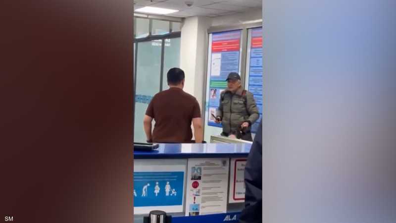 ملاكم متقاعد ينقذ موظفة أمن من مهاجم مسلح بسكين