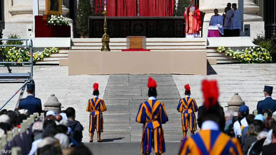 حراس يقفون أمام نعش البابا خلال مراسم الجنازة