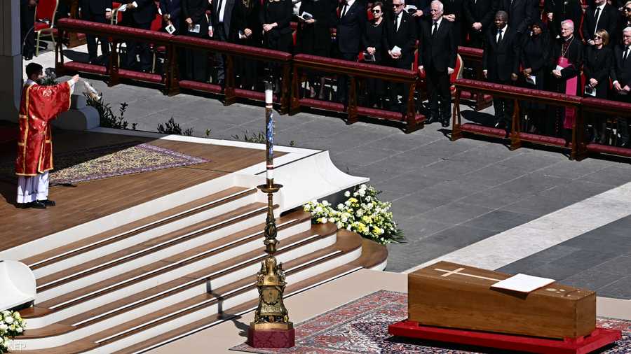 تم وضع كتاب الأناجيل على نعش البابا الراحل خلال مراسم الجنازة