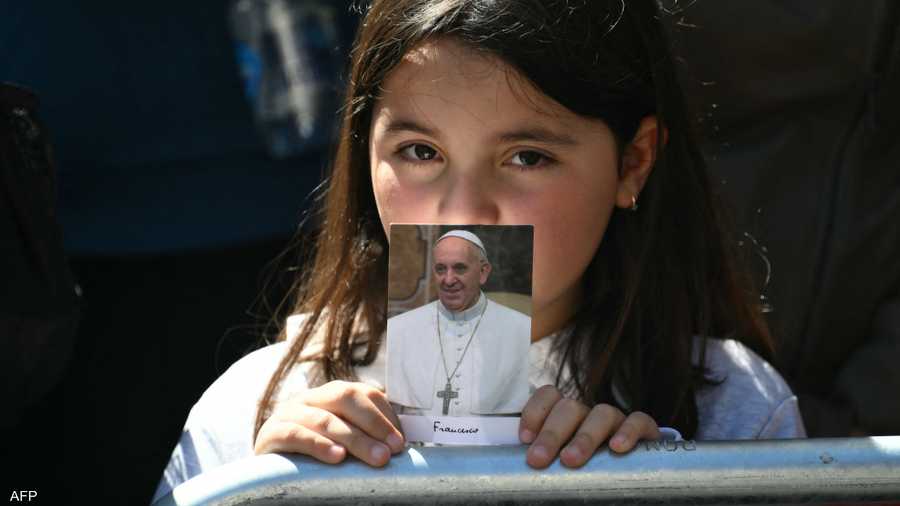 فتاة تحمل صورة للبابا الراحل