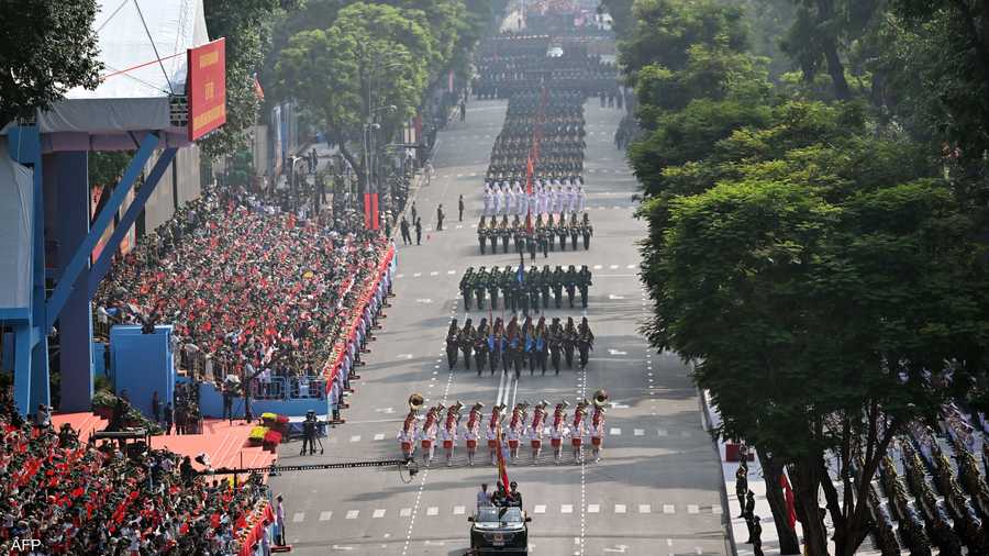 من العرض العسكري الضخم في مدينة هو شي منه
