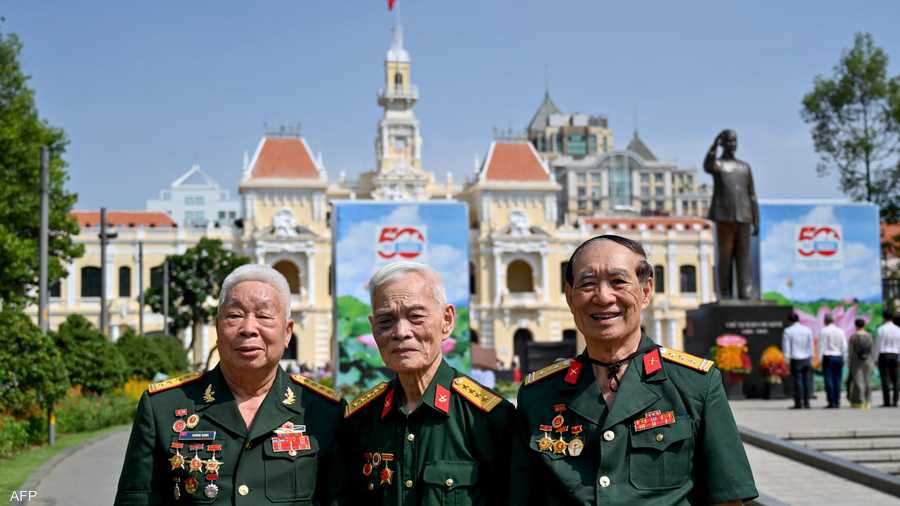 عسكريون فيتناميون مخضرمون في لقطة احتفالا بسقوط سايغون