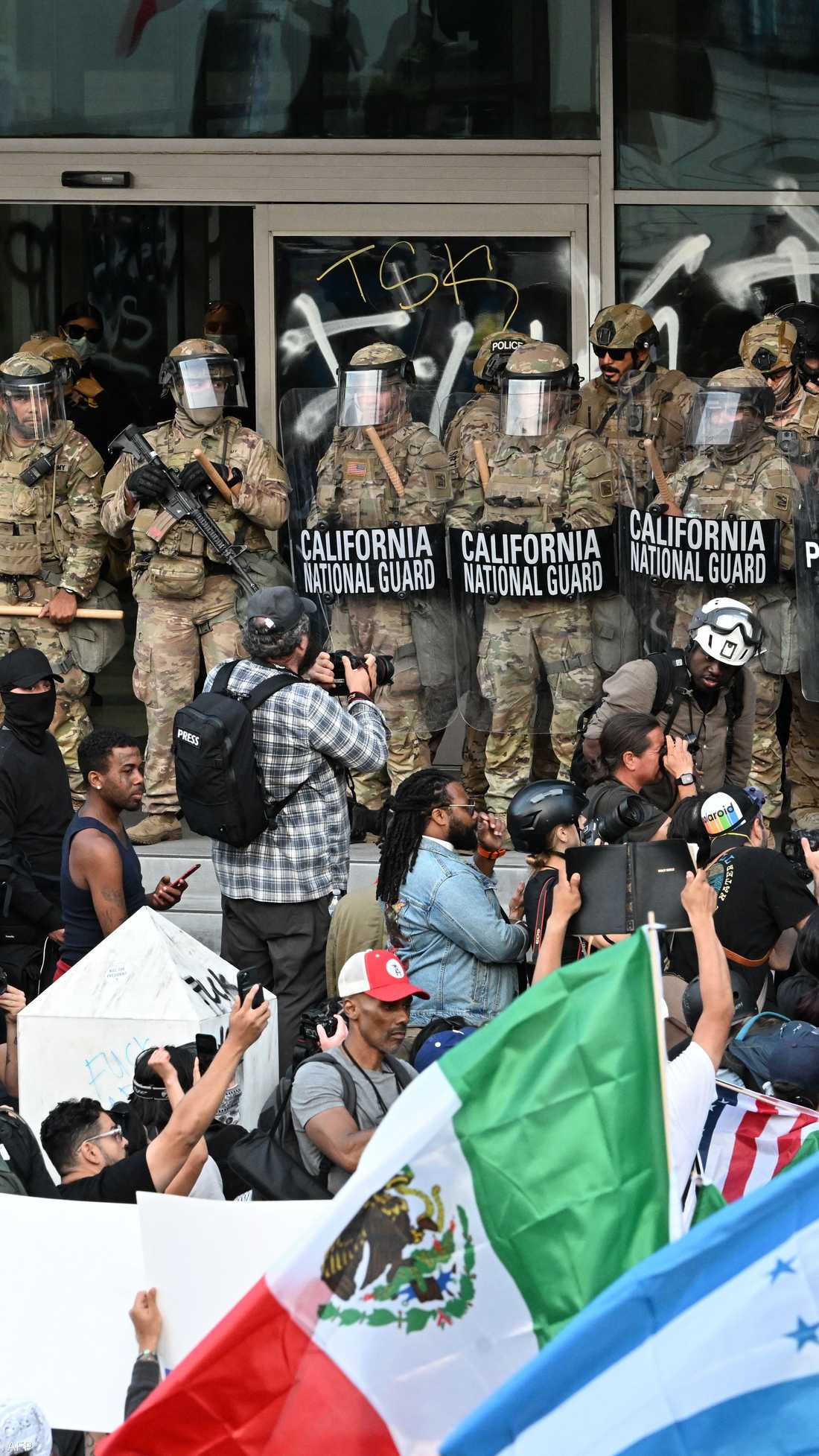 توافد عدد كبير من المتظاهرين على شوارع لوس أنجلوس