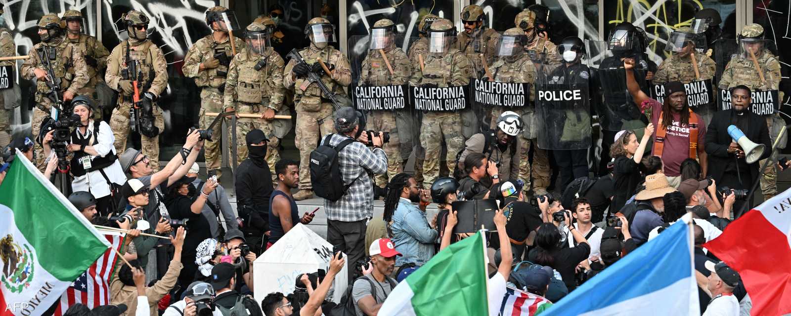 توافد عدد كبير من المتظاهرين على شوارع لوس أنجلوس