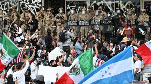 توافد عدد كبير من المتظاهرين على شوارع لوس أنجلوس