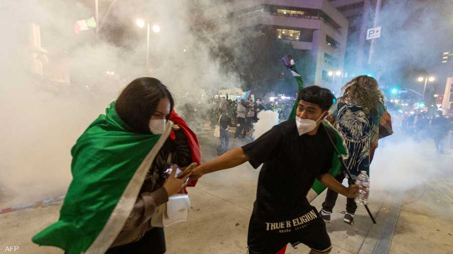 أطلقت شرطة لوس أنجلوس الغاز باتجاه المتظاهرين