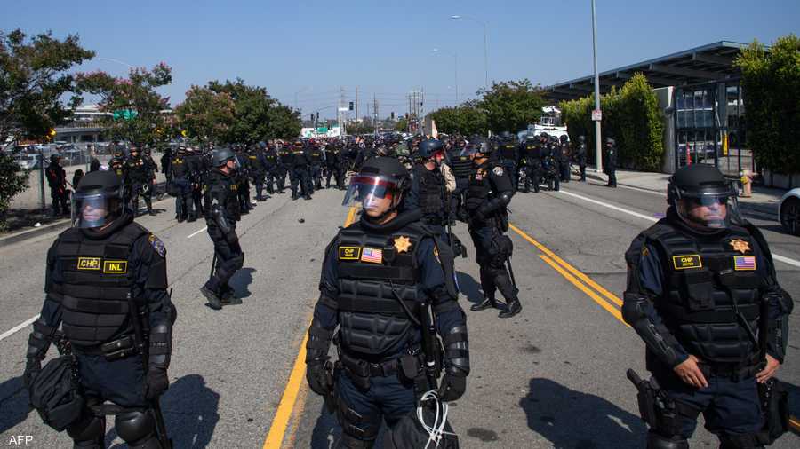 قوات الشرطة تسد بعض الطرقات السريعة في المدينة