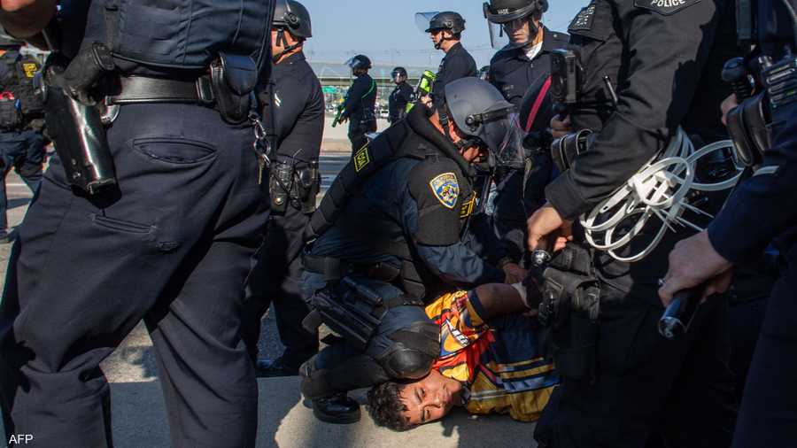 اعتقال أحد المتظاهرين في لوس أنجلوس