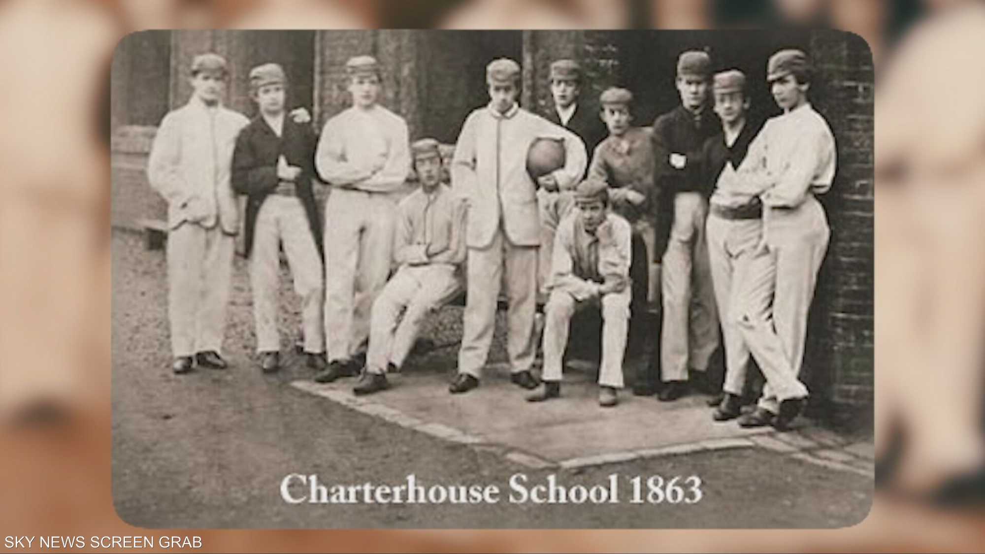 لماذا يلعب فريق كرة القدم بـ11 لاعبا؟ تحقيق يكشف الأصل