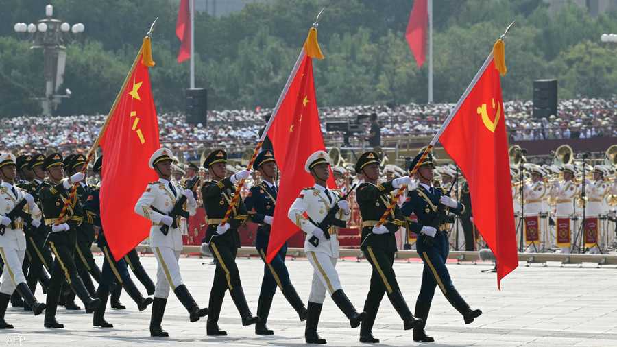 الأعلام تتقدم الاستعراض العسكري الضخم