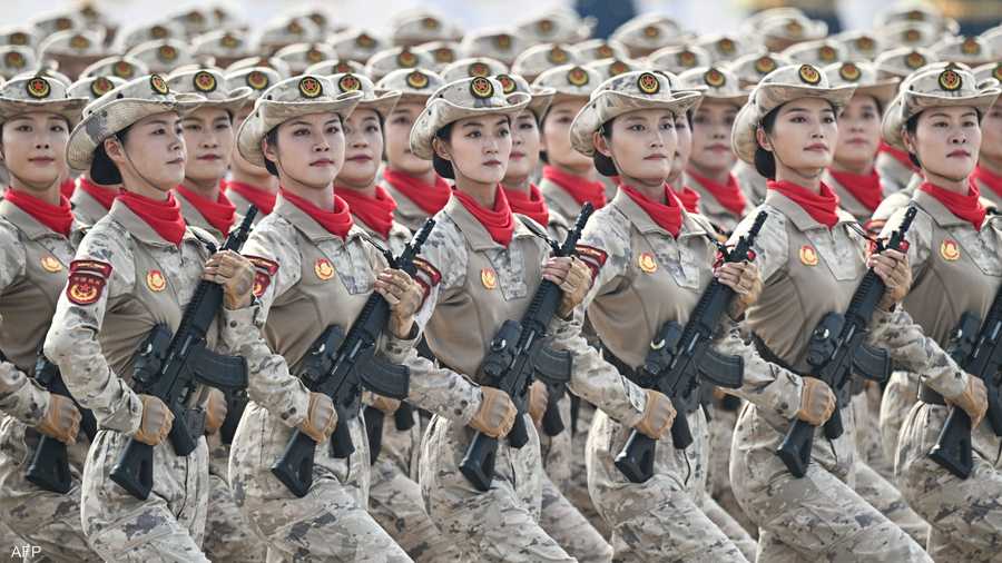 وحدات نسائية مقاتلة شاركت في العرض