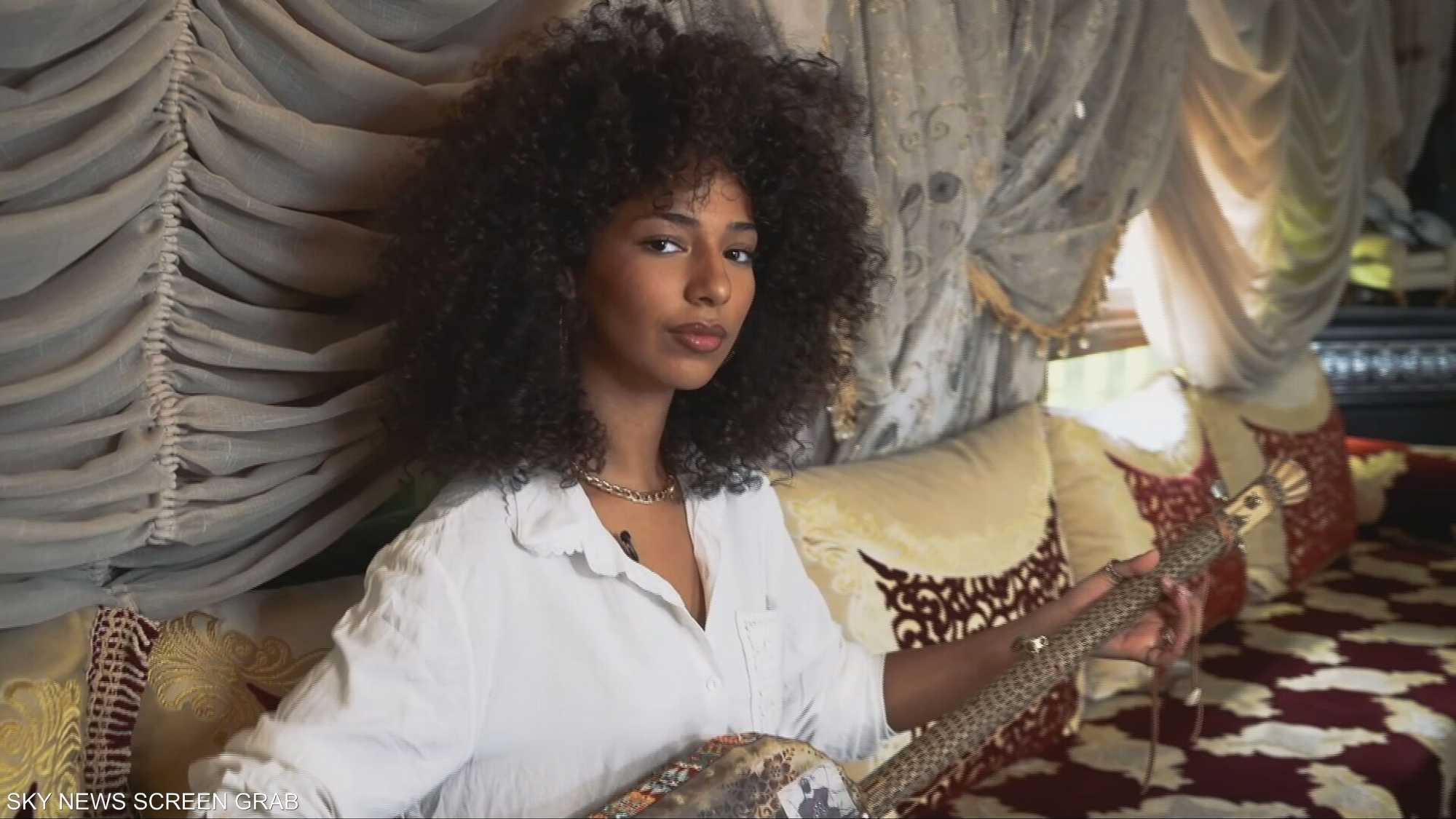 عازفة "الكمبري" وبصمة الشعر المجعّد في هوية فنانة متفرّدة