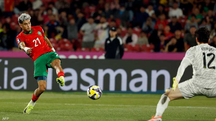 ياسر الزبيري أثناء تسجيله هدف المغرب الثاني
