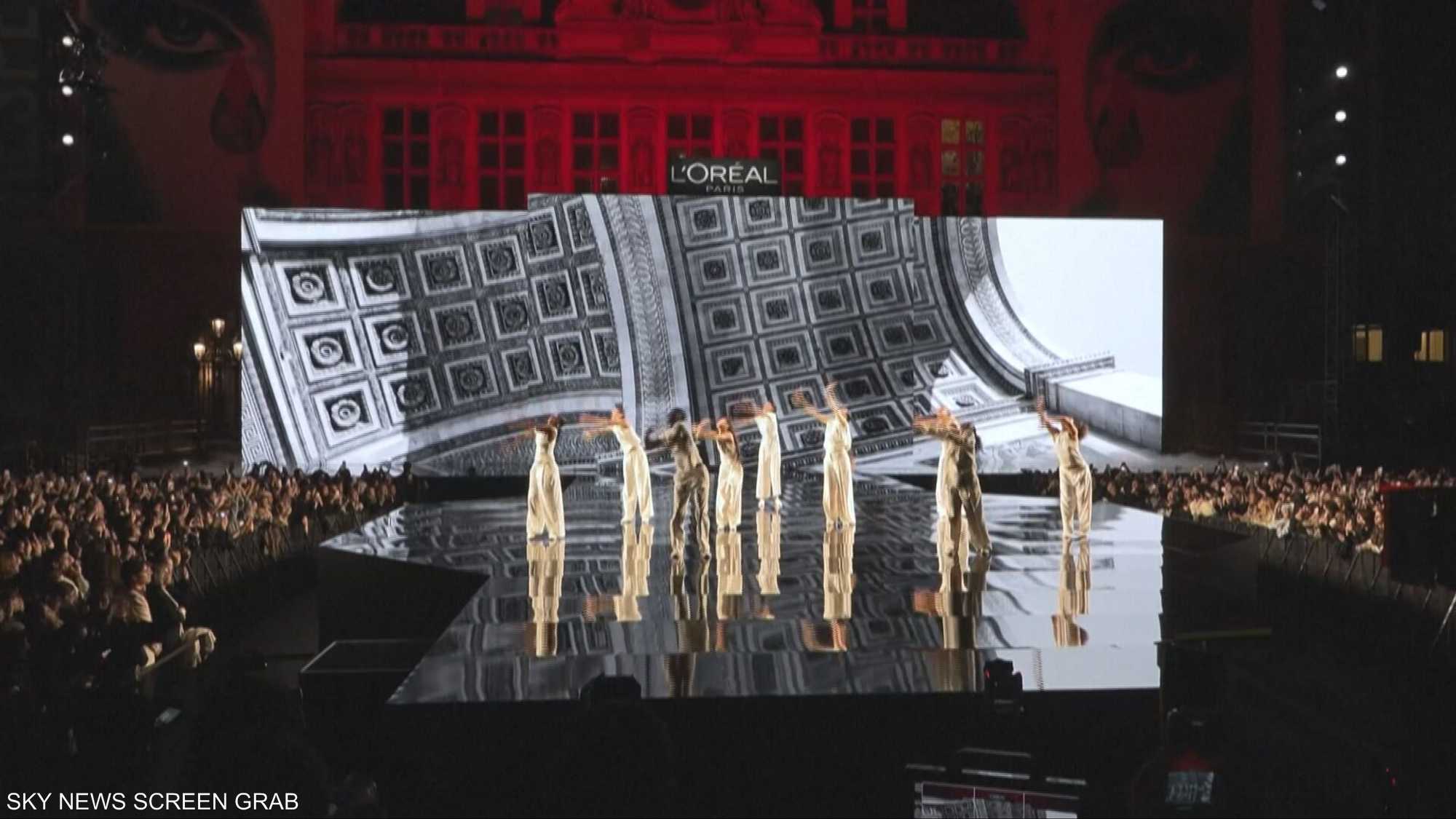 أسبوع الموضة في باريس يشعل منصاته بجنون الإبداع وأناقة التمر