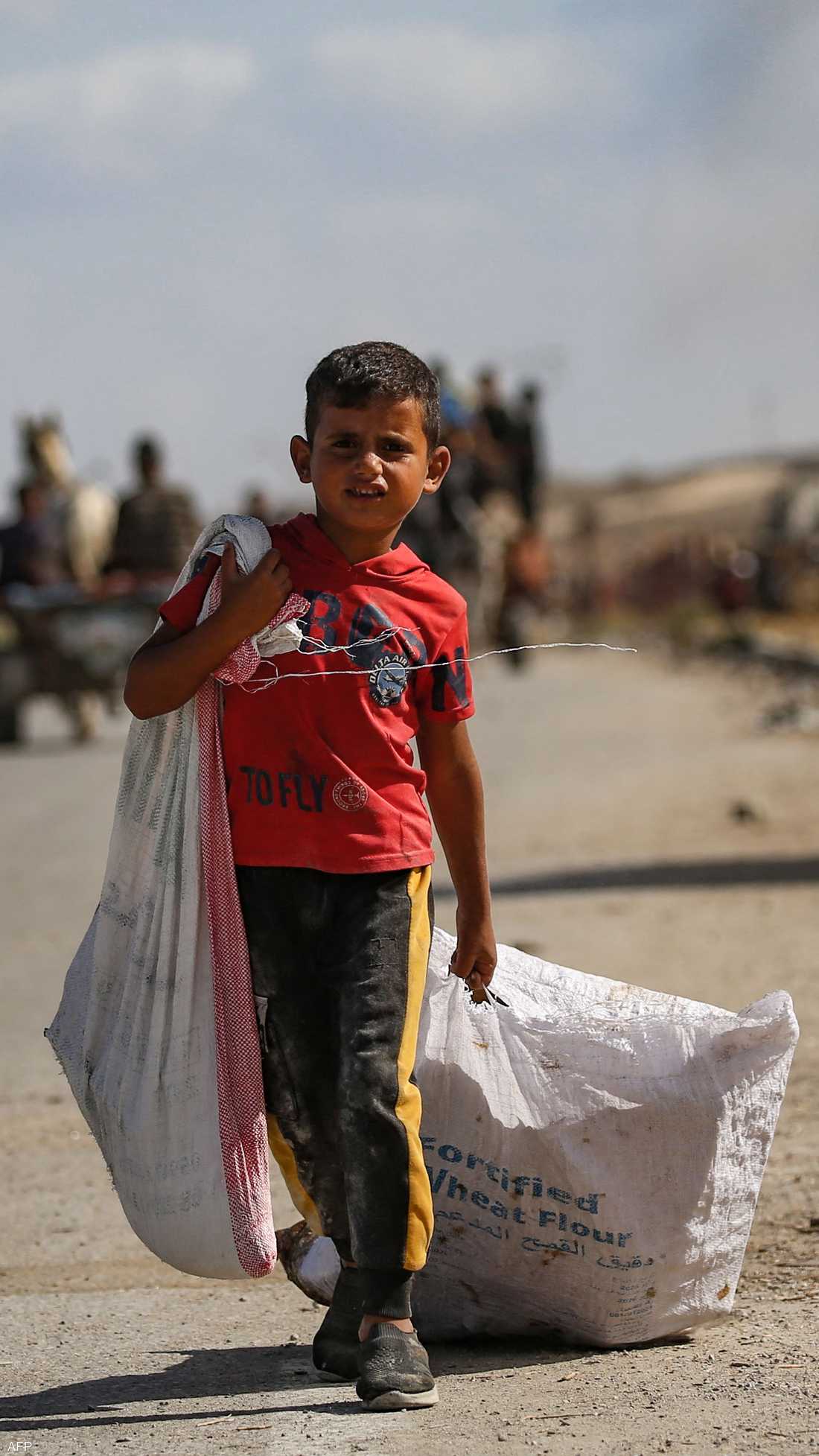 طفل نازح يعود وحيدا