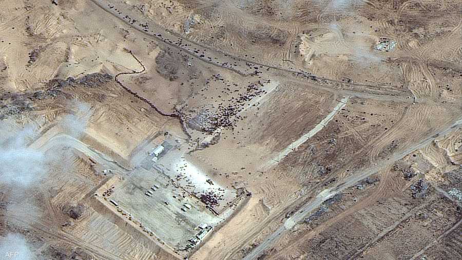 صورة جوية تظهر فلسطينيين في أحد مراكز توزيع الغذاء