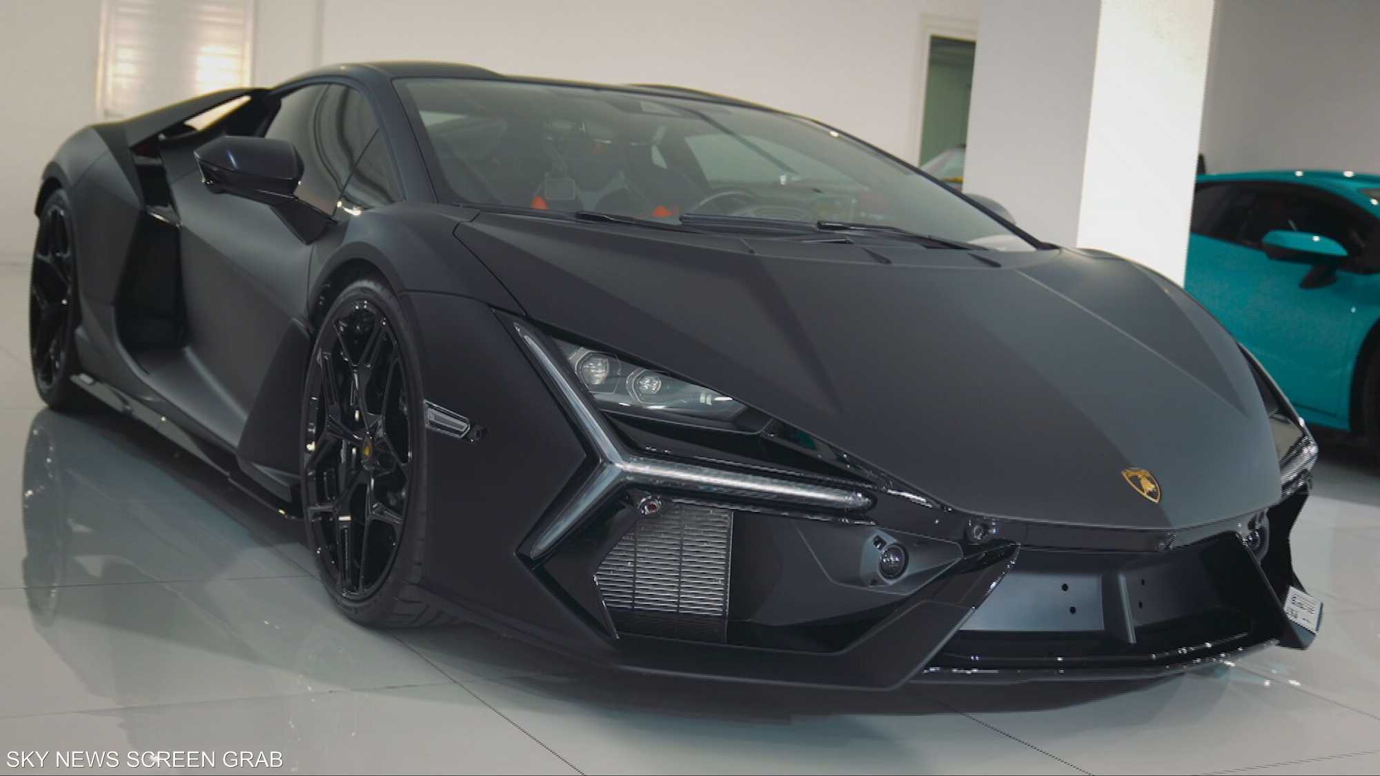 إهانة وحدة... كانت كفيلة تولّع أكبر خصومة بتاريخ السيارات