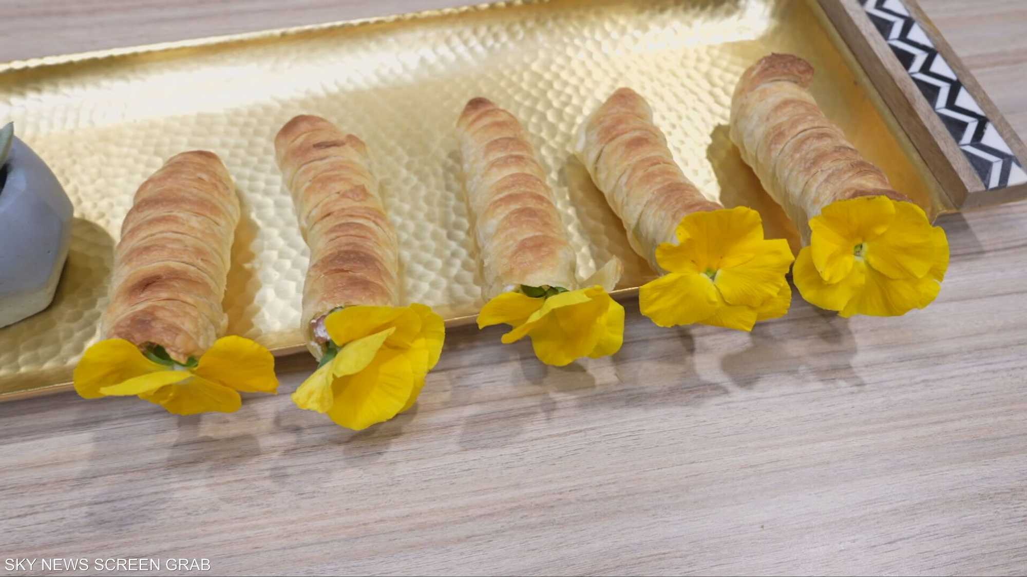 رولات السجق المحشوة.. لمسة مبتكرة على وصفة تقليدية