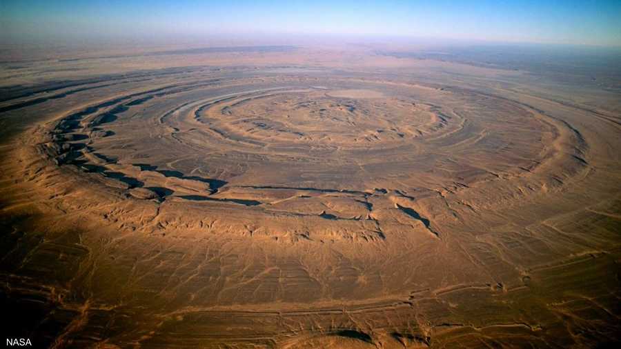 صورة أخرى للعين الحمراء في صحراء موريتانيا