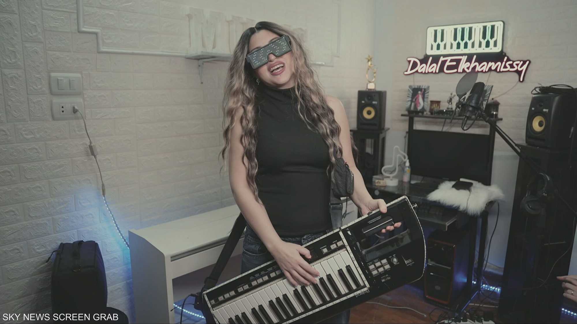 دلال الخميسي.. قصة شغف وعزف يبدع على آلة الأورج المحمولة