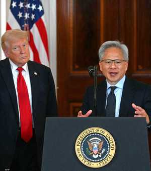 الرئيس الأميركي دونالد ترامب مع رئيس إنفيديا جنسن هوانغ