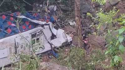 فيديو "مأساوي".. عشرات الضحايا بعد سقوط حافلة طلاب في وادٍ