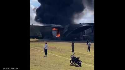 فيديو.. قتلى في سقوط طائرة فوق ملعب كرة قدم