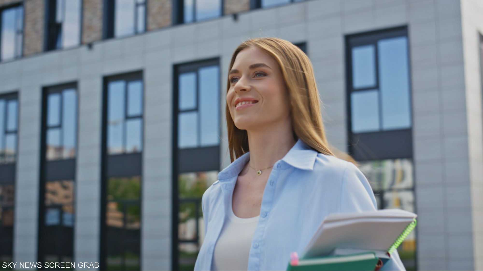 بين لفت الأنظار والتعبير عن الذات.. متى يتحول الحضور إلى هوس