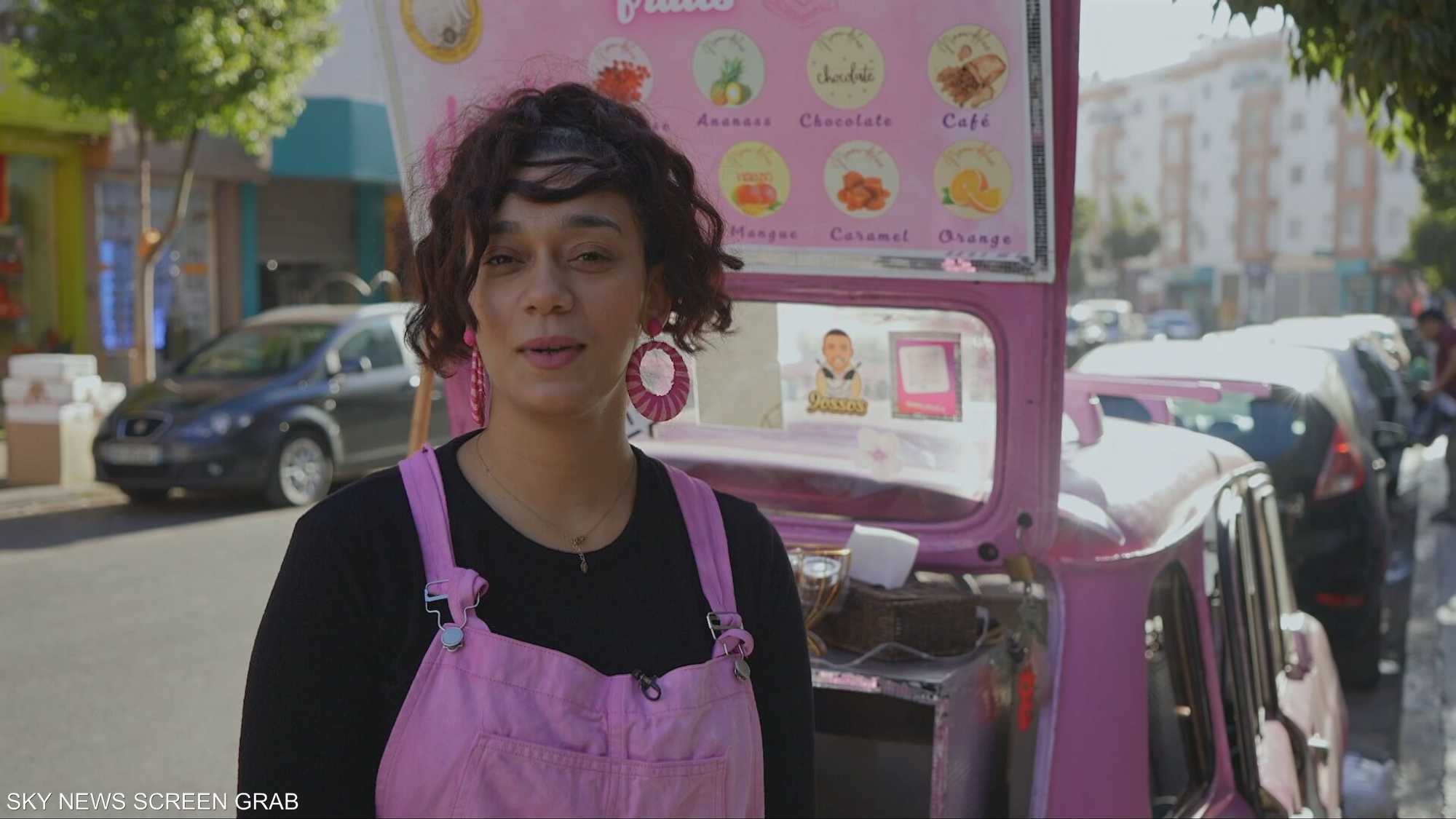 قصة شابة حولت سيارتها القديمة إلى مشروع متنقّل