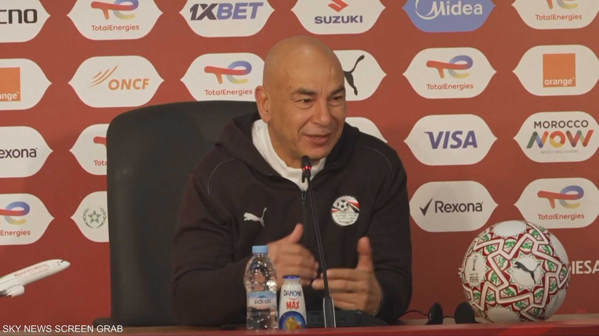 مدير المنتخب الوطني المصري حسام حسن في موقف صعب