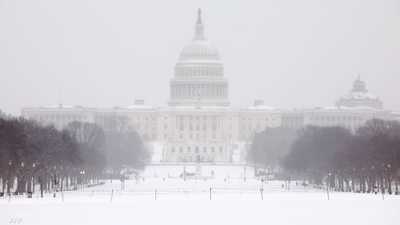 البرد يشل ولايات أميركية.. وأكثر من 600 ألف منزل بلا كهرباء