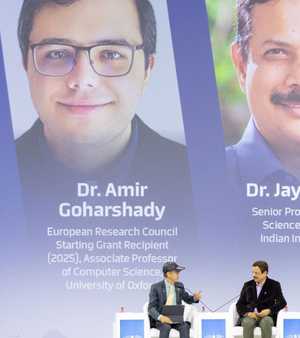 علماء حاصلون على نوبل: الذكاء الاصطناعي يسرع الاكتشاف