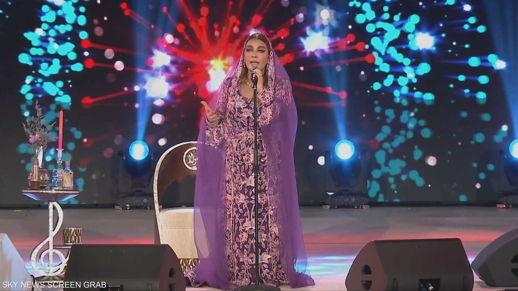 أصالة تتألق في البرقع الإماراتي وتزيد حماس جمهور خورفكان