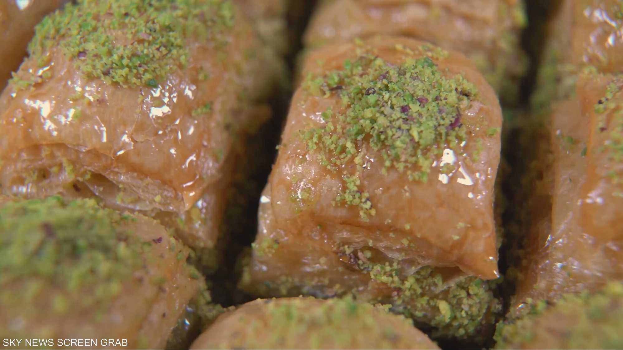 حكاية حلويات رمضان.. من أين جاءت القطايف والكنافة والبقلاوة؟